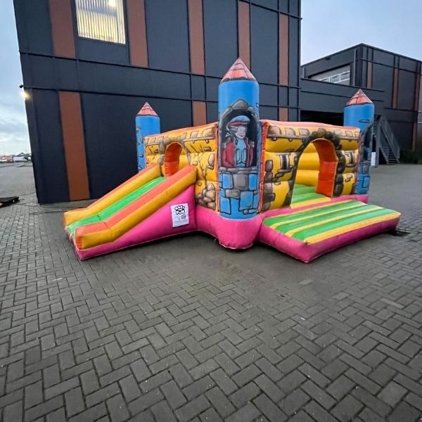 Springkussen Sprookjeskasteel met glijbaan – kleurrijk kasteelthema Kleurrijk sprookjeskasteel springkussen met torens en een glijbaan, ideaal voor verhuur op kinderfeestjes, schoolfeesten en evenementen.