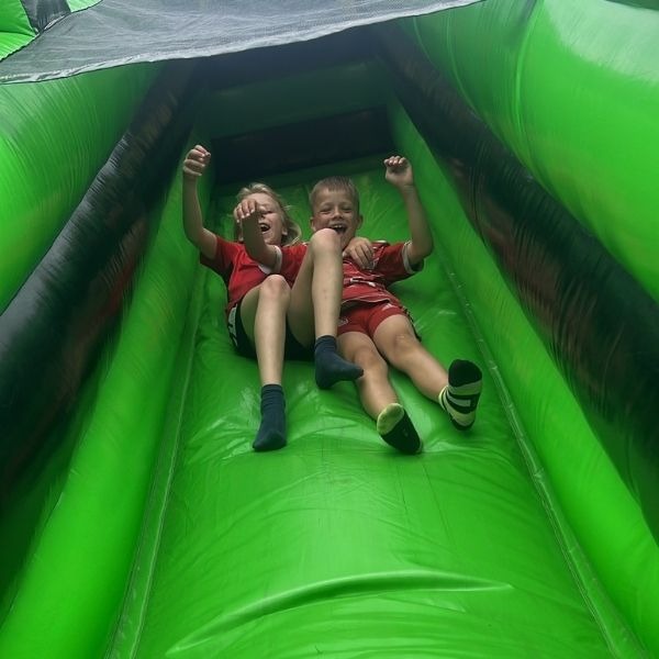 Grote Basejump & Slide springkussen – spectaculaire dubbele glijbaan Groot groen-zwart Basejump & Slide springkussen met dubbele hoge glijbaan, ideaal voor verhuur op evenementen en kinderfeesten.