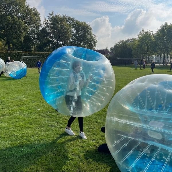 Bubbelballen set – Bubbel Voetbal – Move For Fun Verhuur Set doorzichtige en blauwe bubbelballen voor bubbelvoetbal, te huur bij Move For Fun.