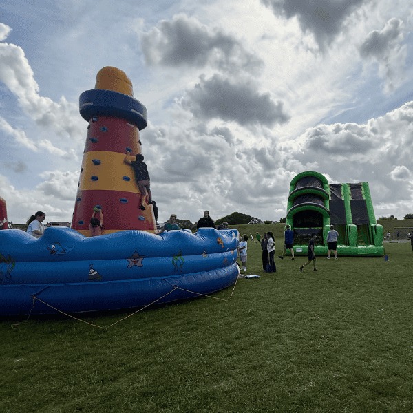 Klimvuurtoren springkussen – Klimvuurtoren – Move For Fun Verhuur Groot vuurtoren springkussen met klimwand, te huur bij Move For Fun.