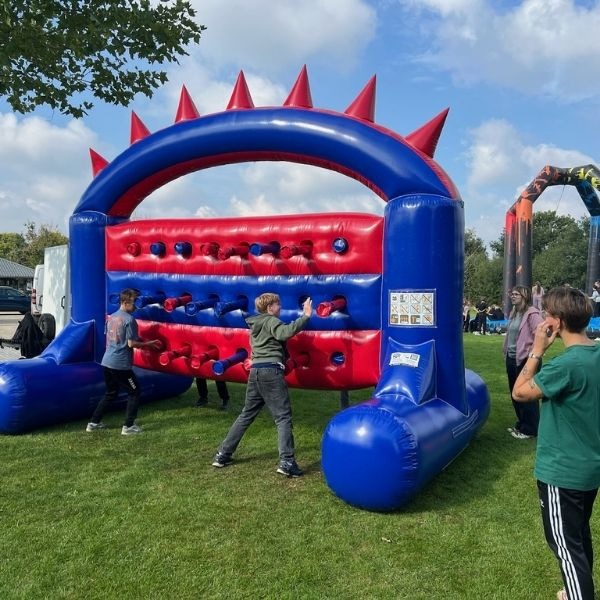 Reactiewand springkussen Opblaasbare blauw-rode reactiewand met lichtknoppen en timer, gebruikt als actief spel voor evenementen.