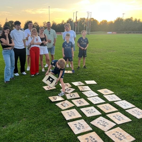 Reuze memory spel tegels Set van grote houten memory-tegels met Move For Fun logo, netjes uitgelegd op een witte achtergrond.