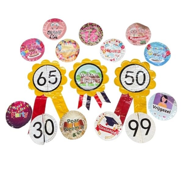 Sarah opblaaspop 50 jaar – vooraanzicht Opblaasbare Sarah pop van 50 jaar met dienblad en accessoires, vooraanzicht tegen witte achtergrond.