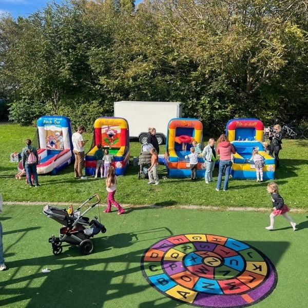 Opblaasbaar slagbal spel met rode, blauwe en witte kleuren, gezien van voren.