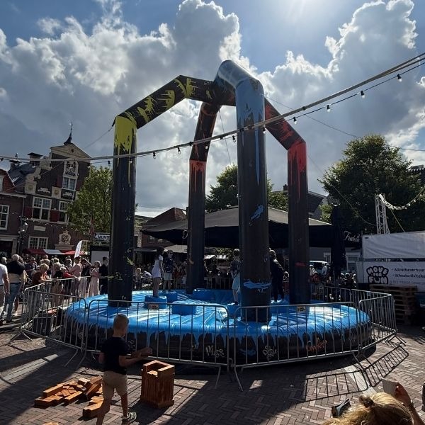 Slingerbal spel – Slingerbal – Move For Fun Verhuur Grote ronde slingerbal attractie met vier pilaren, te huur bij Move For Fun.