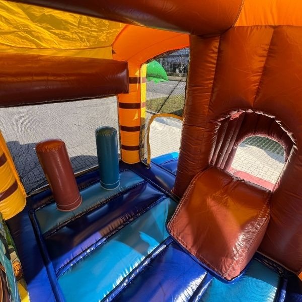 Multiplay Mini Piraat springkussen met glijbaan huren bij Move For Fun; kleurrijk piratenthema voor kinderfeestjes en evenementen.