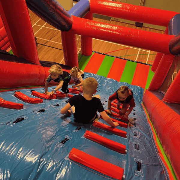 Basejump stormbaan huren Basejump stormbaan met klim- en glijgedeelte, geschikt voor evenementen en sportdagen