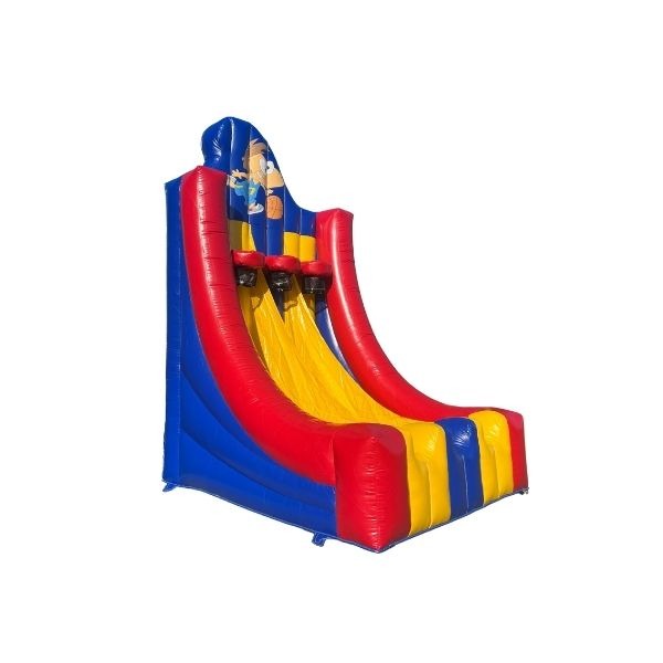 Basketbal Groot – Opblaasbare basketbal attractie Opblaasbare Basketbal Groot attractie in rood, geel en blauw met drie basketballingen aan de bovenkant, geschikt voor sportieve evenementen en verhuur.