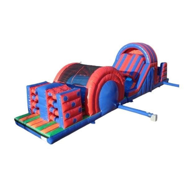 Opblaasbare stormbaan van 17,5 meter in rood-blauwe kleuren, met diverse hindernissen zoals klimdelen, kruiptunnels en obstakels, opgesteld op een witte achtergrond.