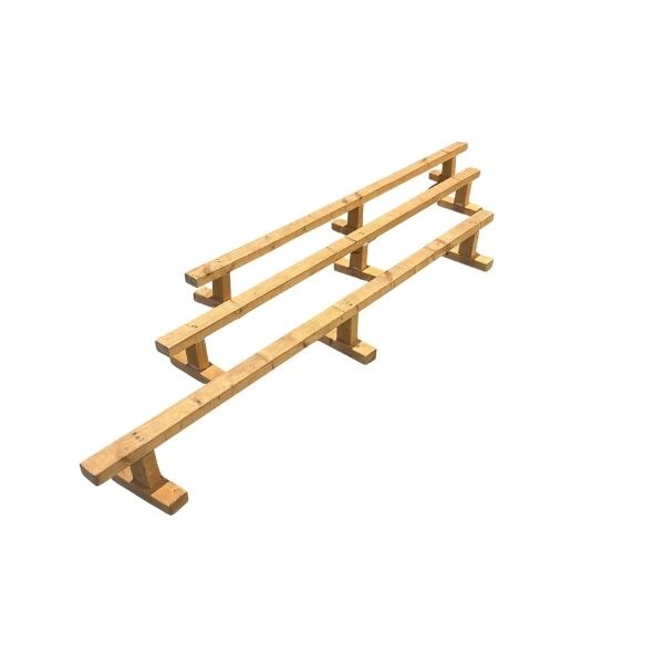 Houten evenwichtsbalken voor balansproef Drie parallelle houten evenwichtsbalken op lage steunen voor gebruik in een balans- of behendigheidsspel.