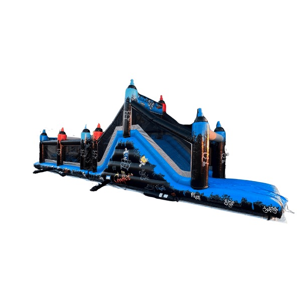 Opblaasbare graffiti stormbaan van 18 meter lang met grote klimhelling en blauwe accenten, gefotografeerd recht van voren.