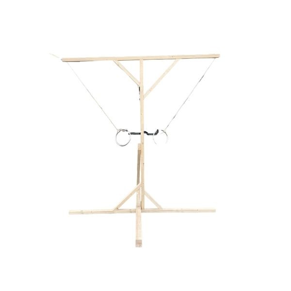 Houten haak-en-ring spel Houten standaard met twee metalen ringen aan touwtjes voor het haak-en-ring spel, vrijstaand op witte achtergrond.