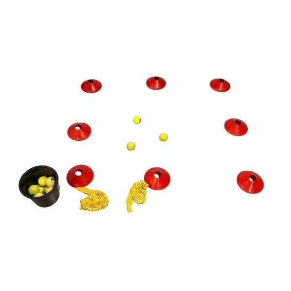 Opstelling van het kokosnoten rally spel met rode pionnen, gele tennisballen, een emmer met ballen en gele doeken om het spel te spelen.