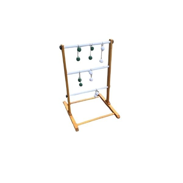 Laddergolf houten spel Houten laddergolf spel met drie witte dwarsliggers en groene en witte bolas.