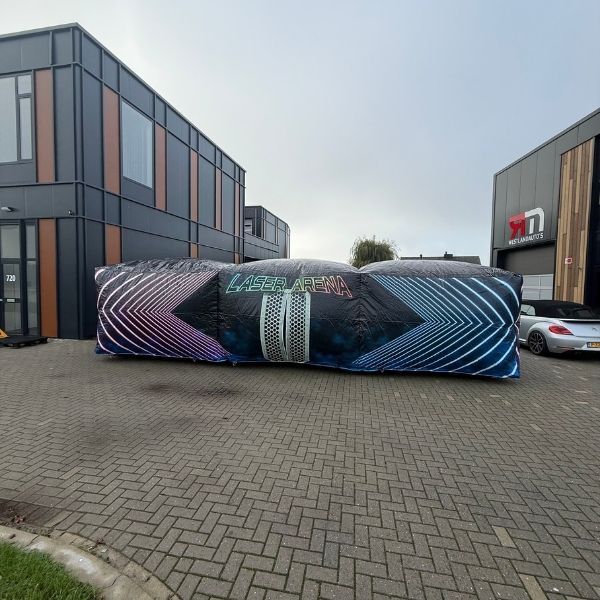 Lasergame arena obstakel Opblaasbare hindernisblokken van de Lasergame Arena met zwart design en neon lijnen, geschikt voor binnen en buiten.
