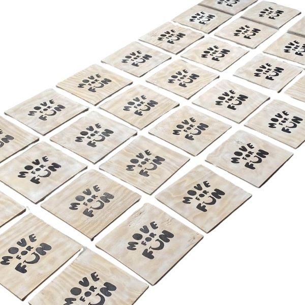 Reuze memory spel tegels Set van grote houten memory-tegels met Move For Fun logo, netjes uitgelegd op een witte achtergrond.