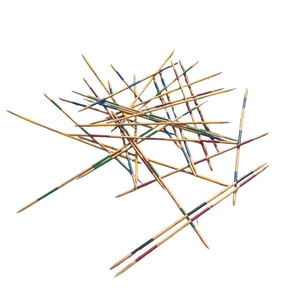 Grote mikado stokken van hout met gekleurde markeringen, verspreid in een stapel.