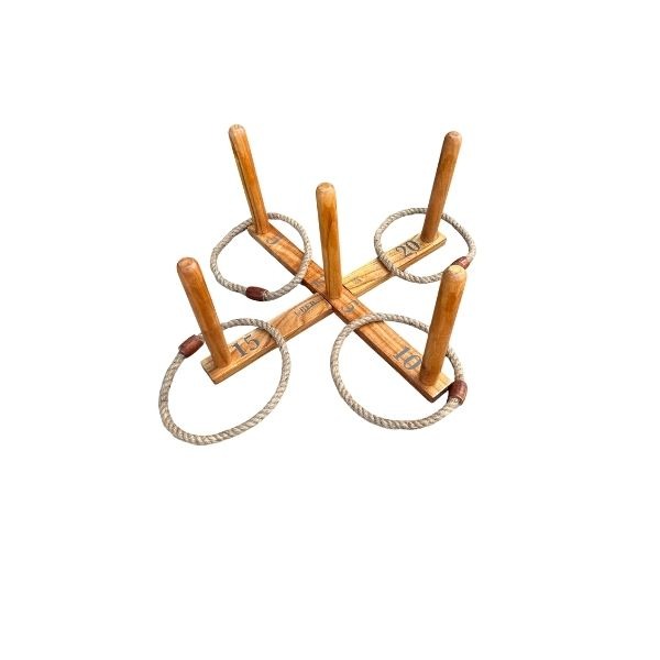 Ring werpen spel Houten ringwerp spel met vijf staanders en touwen ringen, voorzien van puntwaardes op het kruisframe.