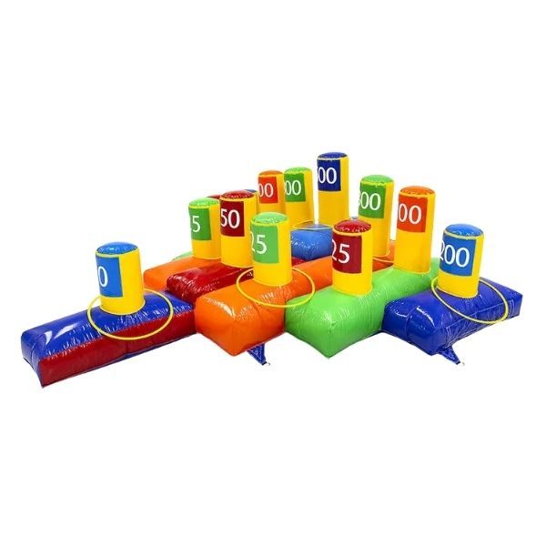 Ringgooien opblaasbaar Opblaasbaar ringgooien spel met gekleurde puntenblokken en ringen, opgesteld op straat.