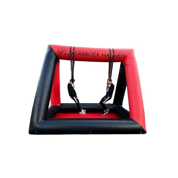 Opblaasbaar spijkerbroek hangen spel in rood en zwart met twee deelnemers die aan de broeken hangen.