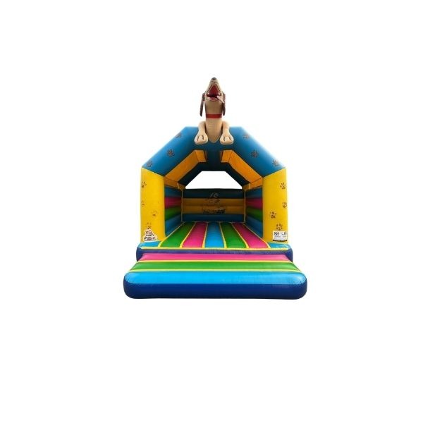 Springkussen Hond – vrolijk overdekt springkussen met hondenthema Kleurrijk springkussen met overkapping en grote hond op het dak, voorzien van pawprint-decoratie, perfect voor verhuur op kinderfeestjes.