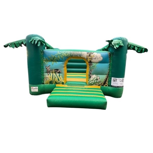 Groen jungle springkussen met palmbomen en dierenillustraties, ideaal voor verhuur op kinderfeestjes en thema-evenementen.