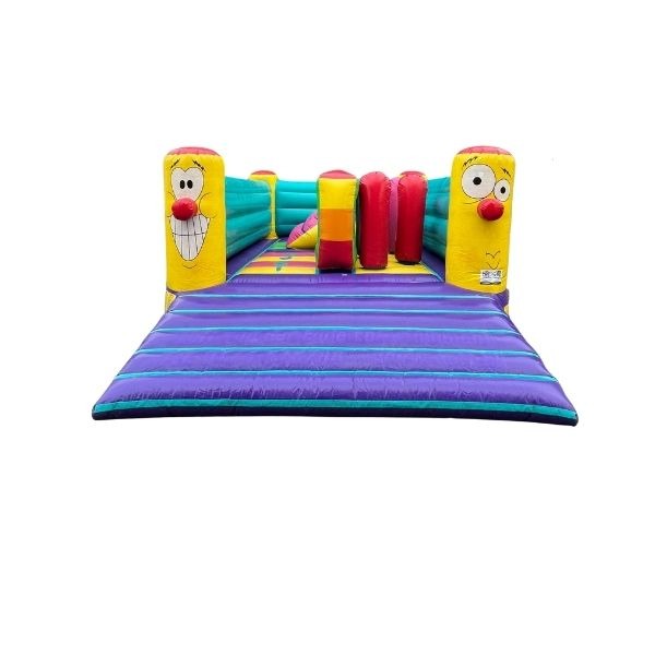 Springkussen Playbounce – vrolijk speelspringkussen met obstakels Kleurrijk Playbounce springkussen met lachende figuren en zachte obstakels, perfect voor verhuur op kinderfeestjes en speeldagen.