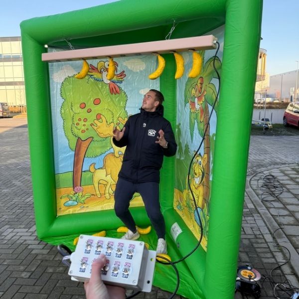 Stokvangen jungle spel Opblaasbaar stokvangen spel met jungle thema waarbij kinderen bananen proberen te vangen.