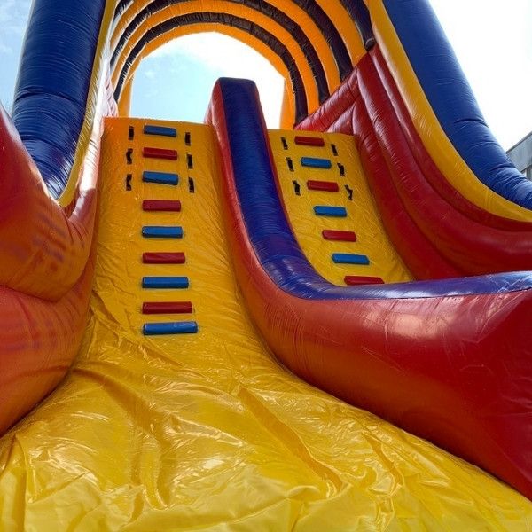 Opblaasbare tobbedansbaan met lange kleurrijke waterglijbaan en meerdere ringen om doorheen te glijden.